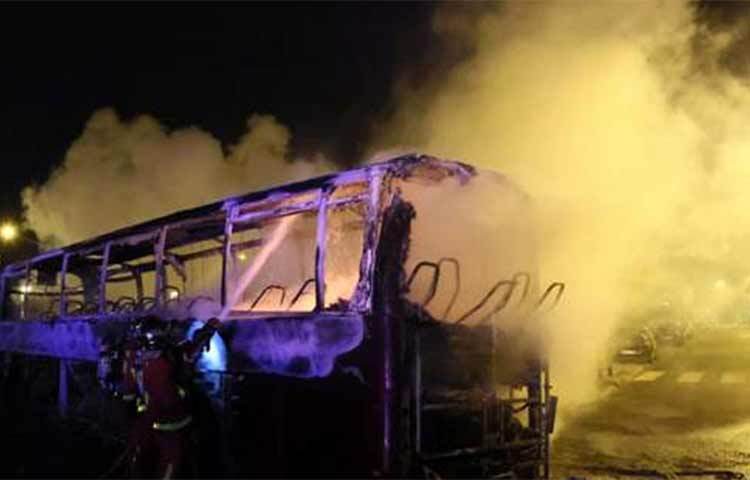 ১৭ বছরের এক কিশোরের হত্যাকে কেন্দ্র করে গত চারদিন ধরে উত্তাল ফ্রান্স। দেশটির গুরুত্বপূর্ণ শহরগুলোতে নিরাপত্তাবাহিনীর সদস্য ও বিক্ষোভকারীদের মধ্যে দফায় দাফায় সংঘর্ষ হচ্ছে। কোনোভাবেই নিয়ন্ত্রণে আসছে না পরিস্থিতি। এরই মধ্যে গ্রেফতার করা হয়েছে এক হাজার ৩০০ জনকে। ছবি: সংগৃহীত