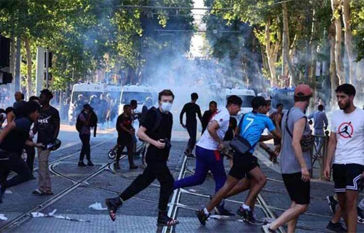 ফ্রান্সের মার্সেই শহরে পুলিশ এবং বিক্ষোভকারীদের মধ্যে সংঘর্ষ চলছেই। গত মঙ্গলবার প্যারিসে ট্রাফিক আইন অমান্য করার অভিযোগে ১৭ বছরের এক কিশোরকে লক্ষ্য করে গুলি চালায় পুলিশ। ওই কিশোরের হত্যার ঘটনাকে কেন্দ্র করে কয়েকদিন ধরেই উত্তাল হয়ে রয়েছে পুরো ফ্রান্স। ছবি: সংগৃহীত