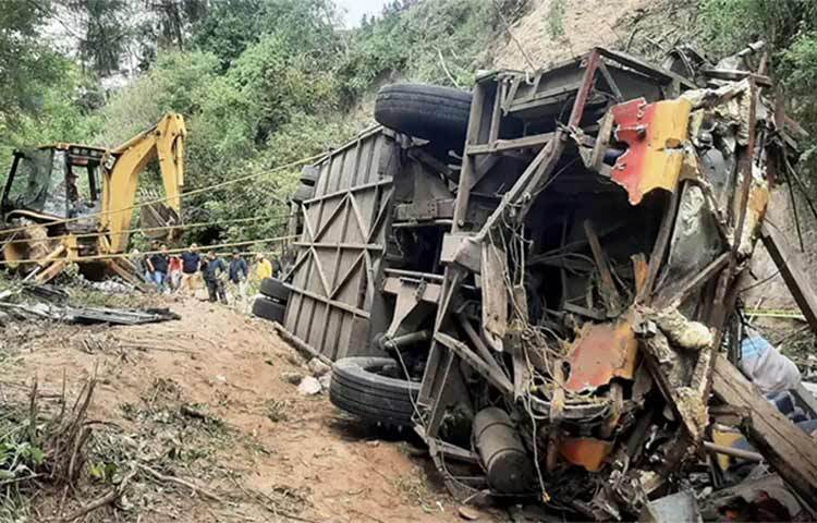 মেক্সিকোতে একটি যাত্রীবাহী বাস দুর্ঘটনার কবলে পড়ে ২৭ জন প্রাণ হারিয়েছেন। পুলিশ জানিয়েছে, দক্ষিণাঞ্চলীয় ওক্সাকা রাজ্যে একটি পাহাড়ি রাস্তা থেকে ছিটকে বাসটি খাদে পড়ে যায়। ঘটনাস্থল থেকে পাওয়া ফুটেজে দেখা গেছে একটি পাহাড়ের গাড়ির ধ্বংসাবশেষ পড়ে আছে। ছবি: সংগৃহীত