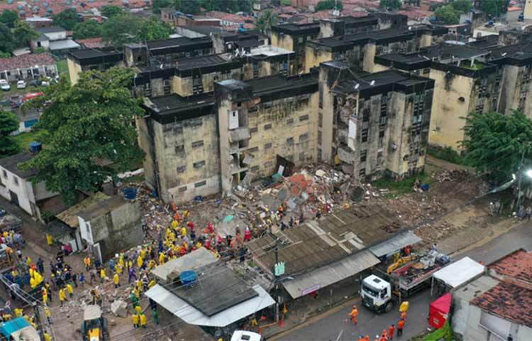 ব্রাজিলের উত্তরপূর্বাঞ্চলে একটি অ্যাপার্টমেন্ট ভবন ধসে পড়ার ঘটনায় অন্তত ৮ জনের মৃত্যু হয়েছে এবং পাঁচজন নিখোঁজ রয়েছেন। স্থানীয় কর্মকর্তারা এ তথ্য নিশ্চিত করেছেন। জীবিতদের খোঁজে ধ্বংসস্তূপের নিচে তল্লাশি তৎপরতা চালাচ্ছেন উদ্ধারকর্মীরা। ছবি: সংগৃহীত