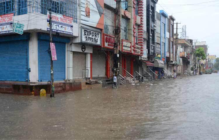 গত ৪০ বছরে এমন বৃষ্টি দেখেনি দিল্লিবাসী। গত দুদিনের ভারী বৃষ্টিতে কমপক্ষে ৯ জনের মৃত্যু হয়েছে। প্রবল বৃষ্টিতে ভেসে গেছে রাজধানী। রাস্তাঘাট শুক্রবার থেকে জলমগ্ন ছিল। শনিবারও সারাদিন দিল্লিতে টানা বৃষ্টি হয়েছে। মুষলধারে বৃষ্টির কারণে এক দিনেই শহরের ১৫টি বাড়ি ভেঙে পড়েছে। ছবি: সংগৃহীত