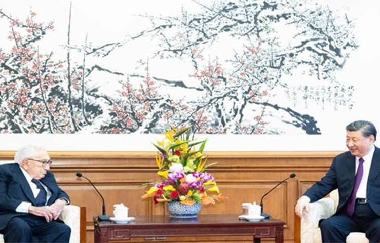 মার্কিন সাবেক পররাষ্ট্রমন্ত্রী হেনরি কিসিঞ্জার চীন সফরে গেছেন। আজ দেশটির প্রেসিডেন্ট শি জিনপিং এর সঙ্গে বেঠক করেছেন সাবেক এই মার্কিন কূটনীতিক। ছবি: সংগৃহীত
