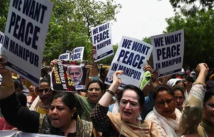 ভারতের মণিপুর রাজ্যে নগ্ন করে যে দুই নারীকে রাস্তায় হাঁটানো হয়েছে, তাদের একজন অভিযোগ করেছেন, পুলিশই তাদের ওই উন্মত্ত তরুণদের হাতে তুলে দিয়েছে। ইন্ডিয়ান এক্সপ্রেসকে দেওয়া এক সাক্ষাৎকারে তিনি এ অভিযোগ করেন। ছবি: সংগৃহীত