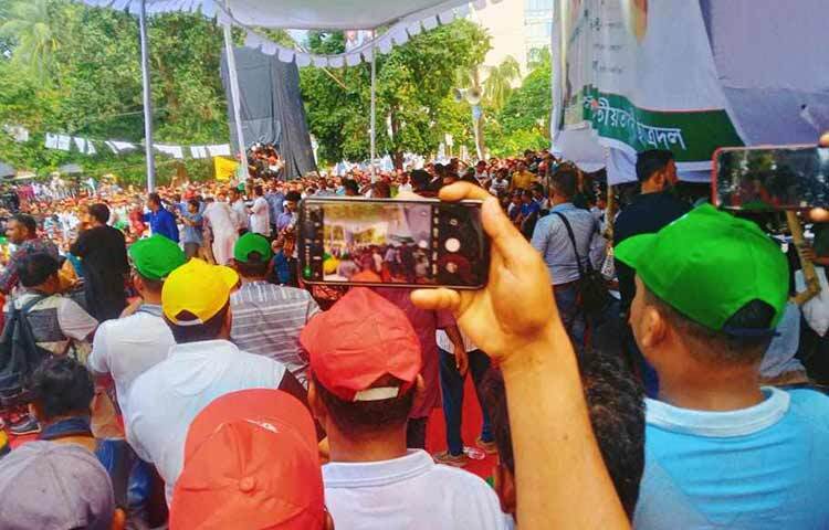 সরকার পতনের চলমান আন্দোলনে তরুণ প্রজন্মের সম্পৃক্ততা বাড়াতে রাজধানীর ঐতিহাসিক সোহরাওয়ার্দী উদ্যানে বিএনপি ‘তারুণ্যের সমাবেশ’ করে। এর আয়োজন করেছে বিএনপির তিন অঙ্গসংগঠন বাংলাদেশ জাতীয়তাবাদী ছাত্রদল, যুবদল ও স্বেচ্ছাসেবক দল। ছবি: জাগো নিউজ