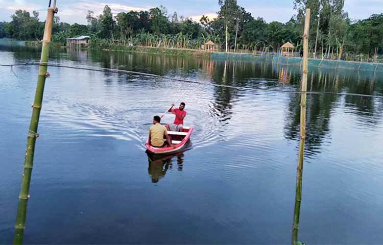রংপুরের গঙ্গাচড়া উপজেলার গজঘণ্টা ইউনিয়নের ঐতিহ্যবাহী খারুভাজ বিলে পার্ক নির্মাণের উদ্যোগ নেওয়া হয়েছে। ফলে জেলার বিনোদন তালিকায় নতুন করে যুক্ত হচ্ছে খারুভাজ বিল। এরই মধ্যে পার্কের ৪০ শতাংশ কাজ শেষ হয়েছে। ছবি: জিতু কবীর