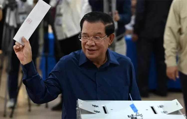 পদত্যাগ করতে চলেছেন কম্বোডিয়ার প্রধানমন্ত্রী হুন সেন। দীর্ঘ ৩৮ বছর ক্ষমতায় থাকা এ নেতা নিজেকে এশিয়ার সবচেয়ে দীর্ঘমেয়াদি প্রধানমন্ত্রী বলে দাবি করে থাকেন। প্রায় চার দশক পর অবশেষে সরে দাঁড়ানোর সিদ্ধান্ত নিয়েছেন তিনি। ছবি: সংগৃহীত