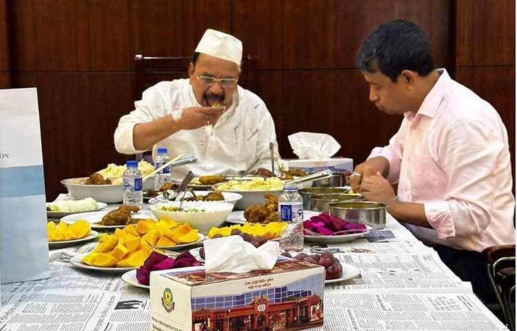 ঢাকা মহানগর গোয়েন্দা পুলিশের প্রধান অতিরিক্ত পুলিশ কমিশনার মোহাম্মদ হারুন অর রশীদের সঙ্গে দুপুরের খাবার খেয়েছেন বিএনপির স্থায়ী কমিটির সদস্য গয়েশ্বর চন্দ্র রায়। তিনি সুস্থ শরীরে হাসিমুখে ডিবিপ্রধানের সঙ্গে বিভিন্ন পদের আইটেম দিয়ে খাবার খান। ছবি: তৌহিদুল ইসলাম তন্ময়