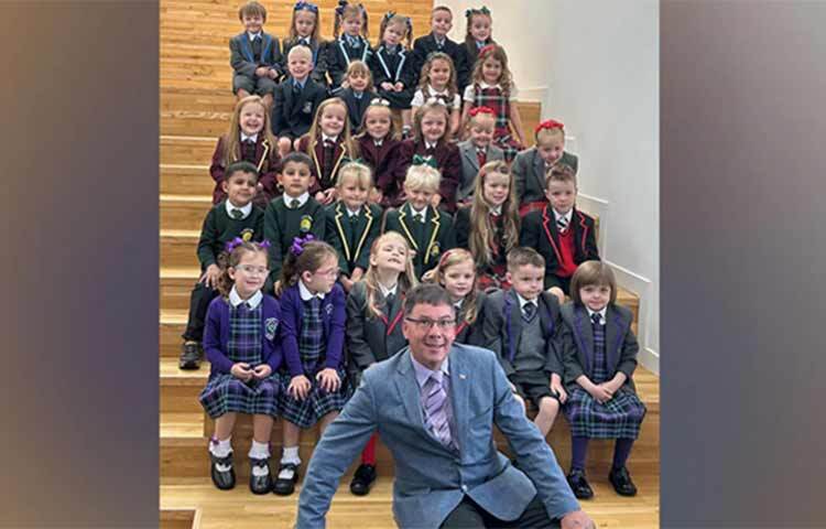 যমজদের নিয়ে অস্থির শিক্ষক-শিক্ষিকারা! কয়েকজনকে নিয়ে সমস্যা না হলেও বেশিরভাগ জোড়াকেই কে কোনজন, চিনতে পারা কঠিন। যদিও স্কুল কর্তৃপক্ষের কাছে বিষয়টা নতুন নয়। প্রতি বছরই জোড়ায় জোড়ায় যমজ শিক্ষার্থী ভর্তি হয় প্রাথমিক বিদ্যালয়গুলোতে। এ বছর সেই সংখ্যাটা দাঁড়িয়েছে ১৭তে। অর্থাৎ নতুন শিক্ষাবর্ষে প্রাথমিক বিদ্যালয়ে ভর্তি হচ্ছে ১৭ জোড়া যমজ। ছবি: সংগৃহীত