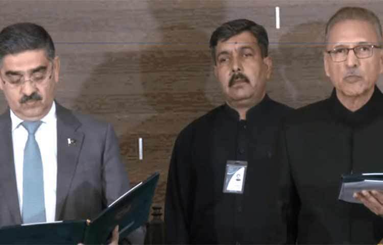 পাকিস্তানের অন্তর্র্বতীকালীন সরকারের প্রধানমন্ত্রী হিসেবে শপথ নিলেন আনোয়ারুল হক কাকার। আজ দেশটির ৮ম তত্ত্বাবধায়ক সরকারপ্রধান হিসেবে শপথ নেন তিনি। ছবি: সংগৃহীত