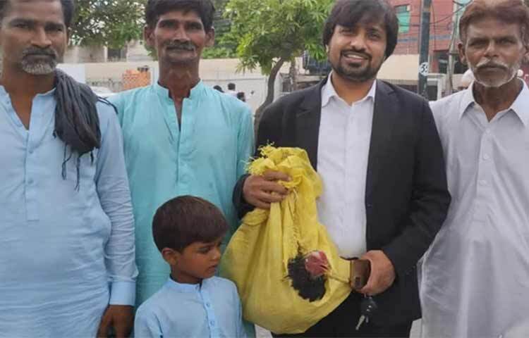 সন্ত্রাসী কর্মকাণ্ডে জড়িত থাকার অভিযোগে জেলে বন্দি চাচা। পুলিশের চাহিদা মতো ঘুষ দিয়েও মুক্তি মেলেনি। এদিকে মামলা চালানোর মতো বা উকিলকে দেওয়ার মতো নগদ অর্থও নেই পুরো পরিবারের কাছে। তাই চাচাকে জেল থেকে ছাড়াতে উকিলকে প্রিয় পোষা মুরগি দিয়ে দিলো ছোট্ট ভাতিজা। আর এতেই খুশি ওই উকিল, করলেন আইনি লড়াই। ছবি: সংগৃহীত