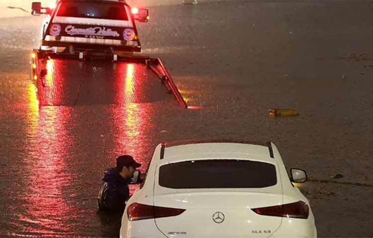 প্রাকৃতিক দুর্যোগে বেশ বিপাকে পড়েছে যুক্তরাষ্ট্র। একদিকে ঘূর্ণিঝড় অন্যদিকে ভূমিকম্প। ক্রান্তীয় ঝড় হিলারি আঘাত হানার সতর্কতা আগে থেকেই ছিল। এই ঘূর্ণিঝড় মোকাবিলায় সব ধরনের প্রস্তুতি নেওয়া হয়েছে। ক্যালিফোর্নিয়ার দক্ষিণ উপকূলে রোববার আঘাত হানে শক্তিশালী এই ঝড়। ছবি: সংগৃহীত