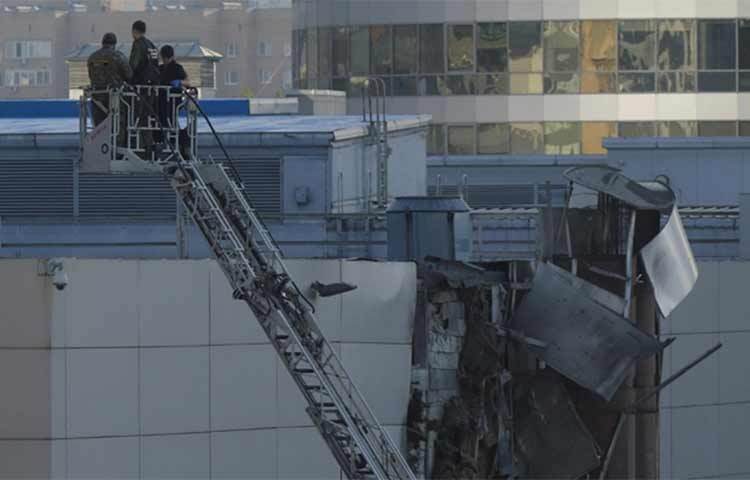 রাশিয়ার বেলগোরোদ অঞ্চলের একটি গ্রামে ড্রোন হামলার ঘটনায় তিন বেসামরিক নিহত হয়েছেন। বেলগোরোদ অঞ্চলের গভর্নর জানিয়েছেন, ইউক্রেন সীমান্তের কাছাকাছি অবস্থিত একটি গ্রামে ড্রোন হামলা চালানো হয়। বিবিসির এক প্রতিবেদনে এ তথ্য জানানো হয়। ছবি: সংগৃহীত