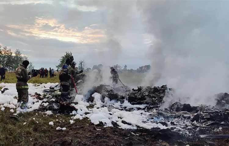 রাশিয়ার ভাড়াটে সেনাদল ওয়াগনার প্রধানকে বহনকারী প্লেনের ধ্বংসস্তূপ থেকে ব্লাক বক্স (ফ্লাইট রেকোর্ডার) উদ্ধার করা হয়েছে। বুধবার (২৩ আগস্ট) সন্ধ্যায় ইয়েভগেনি প্রিগোজিনের ব্যক্তিগত প্লেন ‘এমব্রেয়ার লিগেসি’ রাশিয়ার রাজধানী মস্কো থেকে সেন্ট পিটার্সবার্গ শহরে যাওয়ার পথে বিধ্বস্ত হয়। ছবি: সংগৃহীত