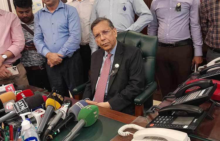 বগুড়ার শাজাহানপুরে বিপন্ন প্রজাতির নয়টি সুন্ধি কাছিম উদ্ধার করেছে র‌্যাব। এ সময় বন্যপ্রাণী চোরাচালান চক্রের তিন সদস্যকে গ্রেফতার করা হয়েছে। আজ সকাল সাড়ে ৭টার দিকে উপজেলার ঢাকা-রংপুর মহাসড়কে জোব্বার হোটেলের সামনে চেকপোস্ট বসিয়ে কাছিমগুলো উদ্ধার করা হয়। ছবি: জাগো নিউজ