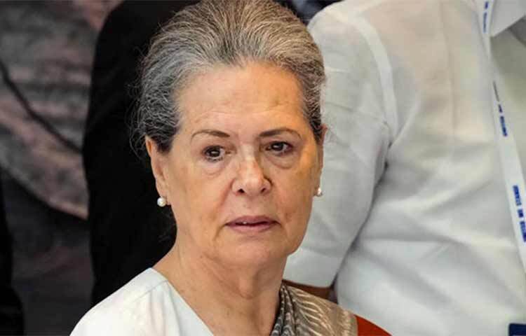 হঠাৎ অসুস্থ হয়ে পড়েন কংগ্রেসের প্রাক্তন সভানেত্রী সোনিয়া গান্ধী। শনিবার দিল্লির একটি হাসপাতালে তাকে ভর্তি করানো হয়েছে। এর আগে শুক্রবার মুম্বাইয়ে বিরোধী জোট ‘ইন্ডিয়া’র বৈঠক সেরে দিল্লি ফেরেন তিনি। ছবি: সংগৃহীত