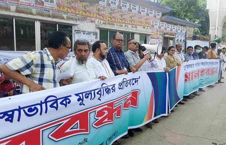 বাজারে নিত্যপ্রয়োজনীয় পণ্যের দাম বেড়েছে। বোতলজাত সব ধরনের পানির হঠাৎ মূল্যবৃদ্ধি, যা অন্যায়, অযৌক্তিক ও ভোক্তাস্বার্থবিরোধী বলে মন্তব্য করেছে কনজ্যুমারস অ্যাসোসিয়েশন অব বাংলাদেশ (ক্যাব)। সংগঠনটি অবিলম্বে বোতলজাত পানির অযৌক্তিক বাড়তি দাম বাতিলসহ চার দফা দাবি জানিয়েছে। ছবি: জাগো নিউজ