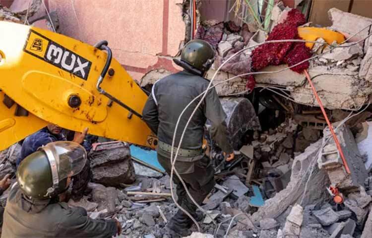 মরক্কোতে শক্তিশালী ভূমিকম্পে নিহতের সংখ্যা দুই হাজার ছাড়িয়েছে। দেশটির স্বরাষ্ট্র মন্ত্রণালয়ের বরাত দিয়ে রাষ্ট্রীয় টেলিভিশন চ্যানেল জানিয়েছে, এ দুর্যোগে নিহত দুই হাজার ১২ জনে পৌঁছেছে। তাছাড়া এখন পর্যন্ত দুই হাজার ৫০ জন আহত হওয়ার খবর পাওয়া গেছে, যাদের মধ্যে অনেকের অবস্থা খুবই আশঙ্কাজনক। ছবি: সংগৃহীত