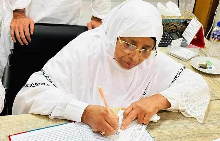 গাজীপুর সিটি করপোরেশনের মেয়র পদে দায়িত্ব নিয়েছেন মো. জাহাঙ্গীর আলমের মা জায়েদা খাতুন। বাংলাদেশের সর্ববৃহৎ সিটি করপোরেশনের প্রথম নারী মেয়র হিসেবে তিনি আজ তার কার্যকাল শুরু করেছেন। ছবি: জাগো নিউজ