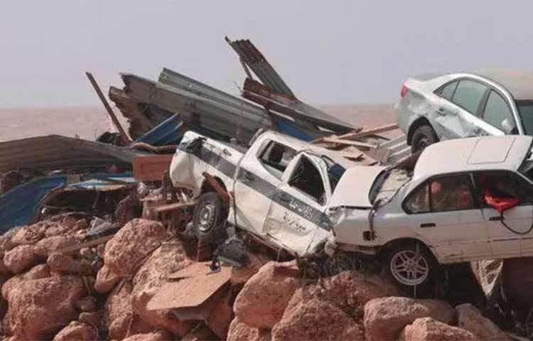 আফ্রিকার দেশ লিবিয়ায় ভয়াবহ বন্যা দেখা দিয়েছে। এতে দ্রæত বাড়ছে মৃতের সংখ্যা। দেশটিতে রেড ক্রিসেন্টের মুখপাত্র তৌফিক আল-শুকরি জানিয়েছেন, এখন পর্যন্ত নিশ্চিতভাবে দুই হাজার ৮৪ জনের প্রাণহানির খবর মিলেছে। তবে নিখোঁজ রয়েছে নয় হাজার। তাছাড়া এ ঘটনায় বাস্তুচ্যুত হয়েছে ২০ হাজার। ছবি: সংগৃহীত