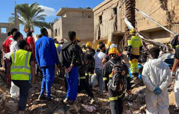 শক্তিশালী ঘূর্ণিঝড় আর ভয়াবহ বন্যায় বিপর্যস্ত হয়ে পড়েছে লিবিয়ার দেরনা শহর। চারদিকে লাশের গন্ধে আকাশ ভারী হয়ে উঠেছে। দিন-রাত মরদেহ উদ্ধার আর নিখোঁজদের সন্ধানে অক্লান্ত পরিশ্রম করে যাচ্ছেন উদ্ধারকর্মীরা। দিন শেষে রাত নেমে আসলেও তাদের কাজ ফুরাচ্ছে না। ছবি: সংগৃহীত