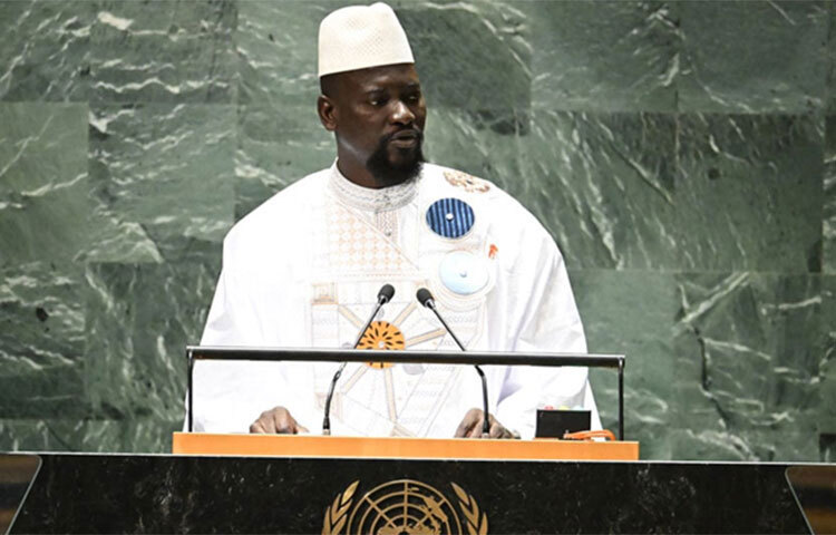 গণতন্ত্র নিয়ে পশ্চিমা দেশগুলোকে লেকচার দেওয়া বন্ধ করতে বলেছেন পশ্চিম আফ্রিকার দেশ গিনির জান্তা শাসক কর্নেল মামাদি ডুমবুইয়া। তার দাবি, পশ্চিমাদের চাপিয়ে দেওয়া গণতান্ত্রিক মডেল আফ্রিকার দেশগুলোতে কাজ করে না। ছবি: সংগৃহীত