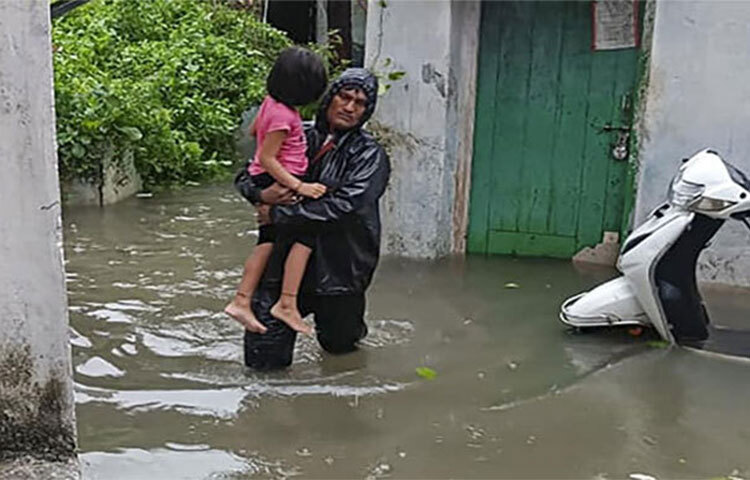 রাতভর বৃষ্টিতে তলিয়ে গেছে ভারতের নাগপুরের বিভিন্ন এলাকা। এরই মধ্যে নিচু এলাকা থেকে বাসিন্দাদের নিরাপদ স্থানে সরানো হয়েছে। আজ রাত থেকে ভারী বৃষ্টিতে ভাসছে নাগপুর শহর। শনিবার সকাল সাড়ে ৫টা পর্যন্ত নাগপুর বিমানবন্দর এলাকায় বৃষ্টি হয়েছে ১০৬ মিলিমিটার। ছবি: সংগৃহীত