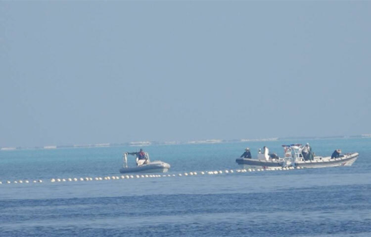 চলমান উত্তেজনার মধ্যেই দক্ষিণ চীন সাগরে ব্যারিয়ার বসিয়েছে বেইজিং। প্রায় সম্পূর্ণ সাগরের মালিকানা দাবি করে মানচিত্র প্রকাশের প্রায় এক মাসের মাথায় এমন কাজ করলো দেশটি। এ অঞ্চলের আরেক দেশ ফিলিপাইনের দাবি, আন্তর্জাতিক আইন অনুযায়ী নিজেদের সার্বভৌম এলাকার মধ্যে না পড়লেও ওই এলাকায় ব্যারিয়ার বসিয়েছে চীন। ছবি: সংগৃহীত