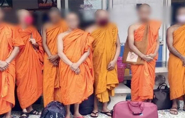 থাইল্যান্ডে বৌদ্ধভিক্ষু বেশধারী সাত বাংলাদেশি নাগরিককে গ্রেফতার করেছে দেশটির আইনশৃঙ্খলা বাহিনী। আজ দক্ষিণাঞ্চলীয় সোংখলা প্রদেশ থেকে তাদের গ্রেফতার করা হয়। থাইল্যান্ডের সংবাদমাধ্যম দ্য থাইগার এক প্রতিবেদনে এসব তথ্য জানায়। ছবি: সংগৃহীত