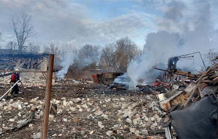 ইউক্রেনের দক্ষিণ ও মধ্যাঞ্চলে এক রাতেই ৪০টির মতো ড্রোন হামলা চালিয়েছে রাশিয়া। এর মধ্যে ৩০টির বেশি ড্রোন ভূপাতিত করা হয়েছে বলে দাবি করেছে কিয়েভ। রাশিয়া যেসব ড্রোন দিয়ে হামলা চালিয়েছে সেগুলো ইরানের তৈরি শাহেদ ড্রোন বলে জানা গেছে। ছবি: সংগৃহীত