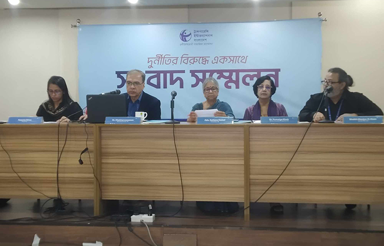 বাংলাদেশে প্রতি বছর বাজেটে কালো টাকা সাদা করার সুযোগ দেওয়া অসাংবিধানিক, বৈষম্যমূলক ও দুর্নীতি সহায়ক বলে উল্লেখ করেছে ট্রান্সপারেন্সি ইন্টারন্যাশনাল বাংলাদেশ (টিআইবি)। আজ রাজধানীর ধানমন্ডিতে টিআইবি কার্যালয়ে ‘জাতিসংঘ দুর্নীতিবিরোধী দ্বিতীয় ও পঞ্চম অধ্যায় বাস্তবায়নে বাংলাদেশের অগ্রগতি’ নিয়ে টিআইবির প্রতিবেদনে এ সুপারিশ তুলে ধরেন টিআইবি’র নির্বাহী পরিচালক ড. ইফতেখারুজ্জামান। ছবি: নাহিদ সাব্বির