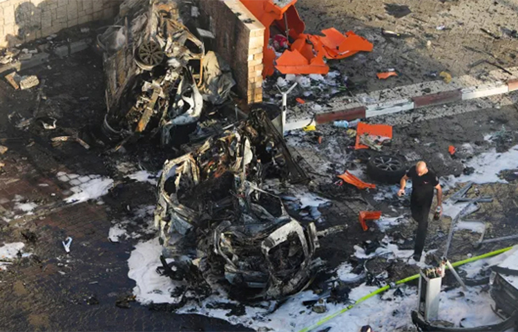 ইসরায়েলে ফিলিস্তিনি সশস্ত্র গোষ্ঠী হামাসের ত্রিমুখী হামলায় অন্তত ২২ ইসরায়েলি নিহত হয়েছেন। আহত হয়েছেন অন্তত ৫৪৫ জন। ইসরায়েলি স্বাস্থ্য মন্ত্রণালয় ও জরুরি সেবা কর্তৃপক্ষের বরাতে এ তথ্য জানিয়েছে বার্তা সংস্থা রয়টার্স। ছবি: সংগৃহীত