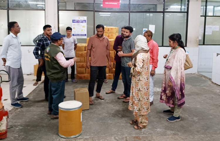 নারায়ণগঞ্জের সোনারগাঁয়ে এলসন গ্রুপে অভিযান চালিয়ে ৩ লাখ টাকা জরিমানা করেছে বাংলাদেশ নিরাপদ খাদ্য কর্তৃপক্ষ। আজ দুপুরে উপজেলার কাঁচপুরের বিসিক শিল্পনগরী এলাকায় এ অভিযান পরিচালনা করা হয়। ছবি: রাশেদুল ইসলাম রাজু