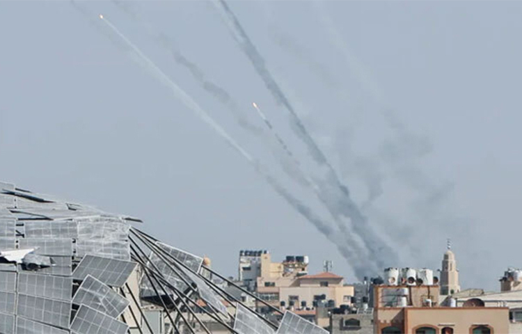 আজ ইসরায়েল যখন ভূমি থেকে অভিযান শুরু করার প্রস্তুতি নিচ্ছে তখন ফের রকেট হামলা শুরু করেছে হামাস। ছবি: সংগৃহীত