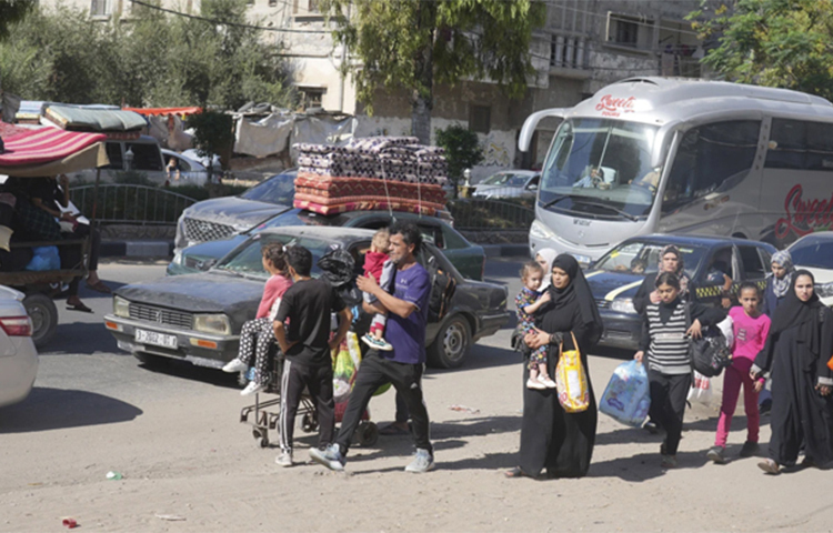 গাজার উত্তরাঞ্চল থেকে দক্ষিণে সরে যাওয়ার সময় ফিলিস্তিনি একটি গাড়িবহরে হামলা চালিয়েছে ইসরায়েল। আজ সন্ধ্যায় ওই হামলার খবর প্রথম প্রকাশিত হয়। এ ঘটনায় নিহতদের একটি বড় অংশই শিশু ও নারী। ছবি: সংগৃহীত