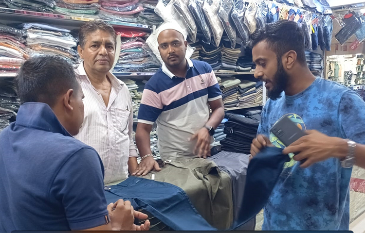 হিন্দু ধর্মাবলম্বীদের বড় উৎসব শারদীয় দুর্গা পূজা উপলক্ষে রাজধানীর বিভিন্ন মার্কেটে কেনাকাটার শুরু হয়েছে। ছবিটি পল্টন সিটি হাট মার্কেট থেকে তোলা। ছবি: বিপ্লব দিক্ষিৎ