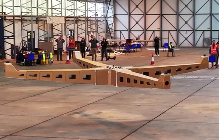 কাগজ আর ফোমবোর্ড দিয়ে দৈত্যাকার ড্রোন বানিয়ে তাক লাগালো যুক্তরাজ্যের ম্যানচেস্টার ইউনিভার্সিটি। তাদের দাবি, আজ অবধি তৈরি হওয়া বিশ্বের বৃহত্তম কোয়াডকপ্টার এটি। যদিও এই রেকর্ডের কোনো নিশ্চয়তা পাওয়া যায়নি। ছবি: সংগৃহীত