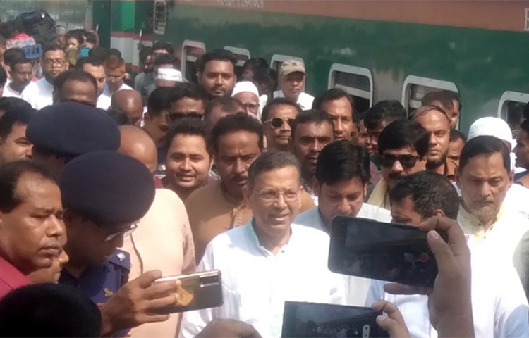 বিএনপির মহাসচিব মির্জা ফখরুল ইসলাম আলমগীরকে অনেক ভালো জানতেন বলে মন্তব্য করেছেন আইনমন্ত্রী আনিসুল হক। কিন্তু জনগণকে বিভ্রান্ত করতে তিনি অনেক কথা বলেন। আজ সকালে ব্রাহ্মণবাড়িয়ায় আখাউড়ায় সাংবাদিকদের তিনি এসব কথা বলেন। ছবি: আবুল হাসনাত মো. রাফি