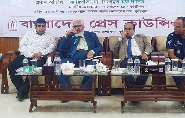 বাংলাদেশ প্রেস কাউন্সিলের চেয়ারম্যান বিচারপতি মো. নিজামুল হক নাসিম বলেছেন, সাংবাদিকদের মানোন্নয়নে কাজ করছে প্রেস কাউন্সিল। আজ কুড়িগ্রামে ‘হলুদ ও অপসাংবাদিকতা প্রতিরোধ ও বস্তুনিষ্ঠ সাংবাদিকতা’ শীর্ষক প্রশিক্ষণ কর্মশালায় এ কথা বলেন তিনি। ছবি: সাখাওয়াত হোসেন