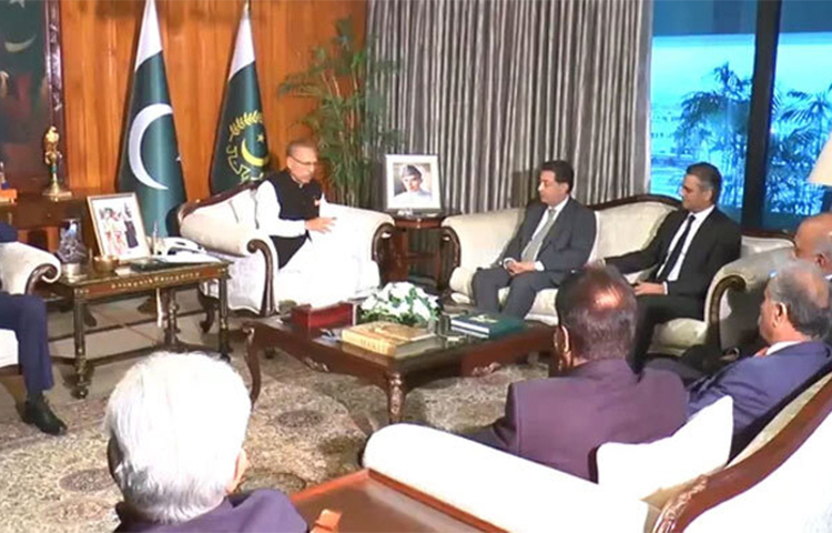 পাকিস্তানের সাধারণ নির্বাচনের তারিখ নিয়ে একমত প্রকাশ করেছেন দেশটির প্রেসিডেন্ট আরিফ আলভি ও প্রধান নির্বাচন কমিশনার (সিইসি) সিকান্দার সুলতান রাজা। ২০২৪ সালের ৮ ফেব্রæয়ারি দেশটিতে জাতীয় নির্বাচন অনুষ্ঠত হবে। ছবি: সংগৃহীত