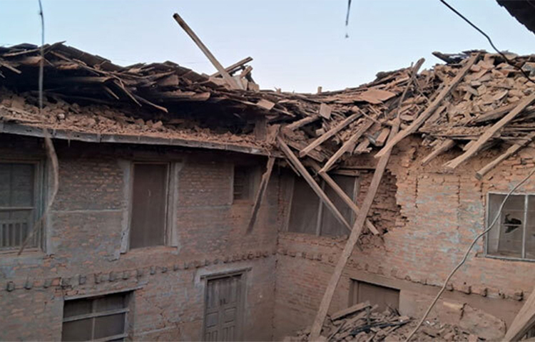 ২০১৫ সালের পর শক্তিশালী ভূমিকম্প আঘাত হেনেছে নেপালে। এতে দেশটিতে নিহতের সংখ্যা বেড়ে ১২৮ জনে দাঁড়িয়েছে। আজ রাত প্রায় ১২টার দিকে নেপালের পশ্চিমাঞ্চলে ৬ দশমিক ৪ মাত্রার ভূমিকম্প আঘাত হানে। ভারতের উত্তরাঞ্চেলের রাজ্যগুলোতেও এ ভূমিকম্প অনুভূত হয়। ছবি: সংগৃহীত