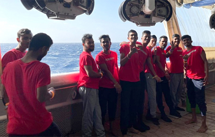 ভূমধ্যসাগরের লিবিয়া উপকূল থেকে এক অপ্রাপ্তবয়স্কসহ ৩০ বাংলাদেশিকে উদ্ধার করেছে ফরাসি দাতব্য সংস্থা ডক্টরস উইদাউট বর্ডারসের (এমএসএফ) উদ্ধারকারী জাহাজ জিও ব্যারেন্টস। ছবি: সংগৃহীত