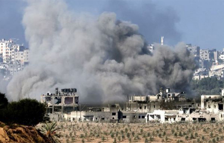 মিশর সীমান্ত সংলগ্ন গাজার দক্ষিণাঞ্চলীয় শহর রাফা। এটি তথাকথিত নিরাপদ একটি এলাকা। কিন্তু সেখানেই আবাসিক এলাকায় বিস্ফোরণের শব্দ শোনা গেছে। ধ্বংসস্তূূপের মধ্যে খালি হাতেই স্বজনদের খুঁজছে সেখানকার মানুষ। ছবি: সংগৃহীত