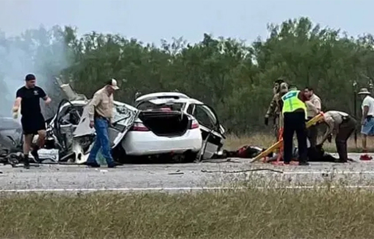 অভিবাসী পাচার হচ্ছে সন্দেহে একটি গাড়িকে ধাওয়া করেছিল পুলিশ। কিন্তু ধরা না দিয়ে উল্টো পালানোর চেষ্টা করে গাড়িটি। এসময় বিপরীত দিক থেকে আসা আরেকটি গাড়ির সঙ্গে মুখোমুখি সংঘর্ষ হয় তার। এতে দুই গাড়ির আট আরোহী প্রাণ হারিয়েছেন। আজ যুক্তরাষ্ট্রের দক্ষিণাঞ্চলীয় রাজ্য টেক্সাসে ঘটেছে এই দুর্ঘটনা। ছবি: সংগৃহীত
