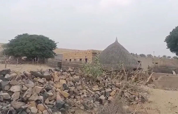 রাজস্থানের ভারত-পাকিস্তান সীমান্তবর্তী ছোট্ট একটি গ্রাম ‘বাড়মার কা পার’। এ গ্রামের বাসিন্দা মাত্র ৩৫ জন ও তারা সবাই আবার একই পরিবারের সদস্য। আর তাদের জন্যই আলাদা একটি ভোটকেন্দ্র স্থাপন করবে ভারতের নির্বাচন কমিশন। এটি হতে যাচ্ছে ভারতের সবচেয়ে কম ভোটারবিশিষ্ট ভোটকেন্দ্রের একটি। ছবি: সংগৃহীত