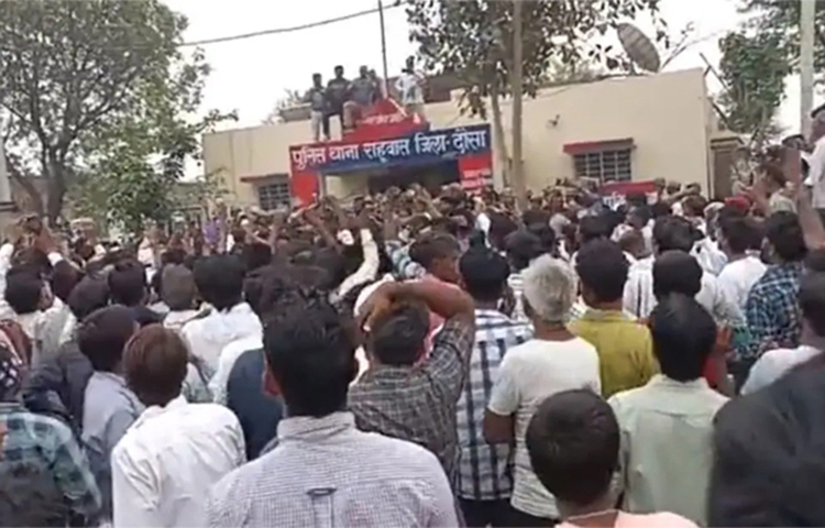 ভারতের রাজস্থানে এক পুলিশের বিরুদ্ধে ৪ বছরের শিশুকে ধর্ষণের অভিযোগ উঠেছে। এঘটনার খবর ছড়িয়ে পড়ার পরই স্থানীয় বাসিন্দারা থানা ঘেরাও করে বিক্ষোভ করছে। গ্রামবাসী অভিযুক্ত সাব-ইন্সপেক্টরকে গণধোলাইও দিয়েছে। ঘটনাটি কেন্দ্র করে উত্তাল রাজস্থানের দাওসা জেলা। ছবি: সংগৃহীত