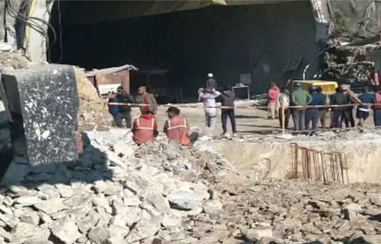 ভারতের উত্তরাখণ্ডে নির্মাণাধীন একটি টানেল ধসে পড়েছে। ধ্বংসস্তুপের ভেতরে আটকা পড়েছে অন্তত ৪০ শ্রমিক। যুদ্ধকালীন তৎপরতায় চলছে উদ্ধারকার্য। তবে এখনো কোনো নিহতের খবর পাওয়া যায়নি। ছবি: সংগৃহীত