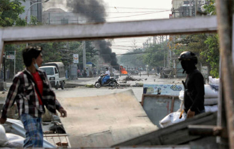 মিয়ানমারের সামরিক বাহিনীর সঙ্গে দেশটির জাতিগত সংখ্যালঘু বিদ্রোহীদের তুমুল সংঘর্ষ চলছে। আজ মিয়ানমারের নিরাপত্তা বাহিনীর একাধিক চৌকিতে হামলা চালিয়েছে বিদ্রোহীরা। এমন পরিস্থিতিতে নিরাপত্তার আশায় প্রতিবেশী দেশ ভারতে আশ্রয় নিয়েছে মিয়ানমারের কয়েক হাজার মানুষ। ছবি: সংগৃহীত