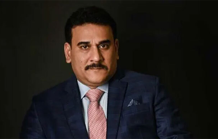 ভারতের ধনকুবেরদের তালিকায় এবার নতুন নাম প্রদীপ রাঠোর। তার নামকে ঘিরে ব্যাপক আলোচনা চলছে বিভিন্ন মহলে। তিনি সেলো ওয়ার্ল্ডের চেয়ারম্যান। নানা ধরনের বাসনপত্র তৈরির জন্য পরিচিত নাম সেলো। তার ৪৪ শতাংশ শেয়ারের দাম এখন এক বিলিয়ন মার্কিন ডলার। ছবি: সংগৃহীত