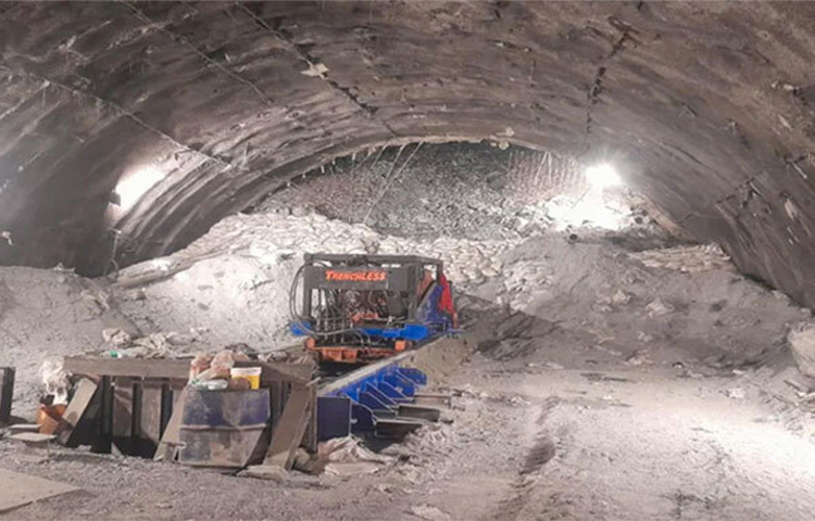 ভারতের উত্তরাখন্ডের উত্তরকাশীর সুড়ঙ্গে ধস নামার পর ভেতরে আটকে আছেন ৪০ জন শ্রমিক। তাদের সঙ্গে প্রতিনিয়ত যোগাযোগ রাখা হয়েছে। তবে সুড়ঙ্গ থেকে এখনো কাউকে উদ্ধার করা যায়নি। ছবি: সংগৃহীত