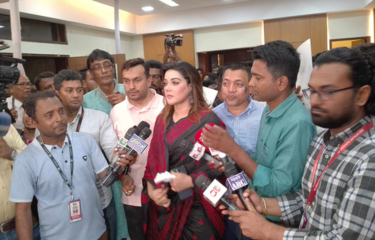 আসন্ন দ্বাদশ জাতীয় সংসদ নির্বাচনে চাঁপাইনবাবগঞ্জ-২ (ভোলাহাট-গোমস্তাপুর-নাচোল) আসন থেকে অংশ নিতে আওয়ামী লীগের দলীয় মনোনয়ন ফরম দাখিল করেছেন চিত্রনায়িকা মাহিয়া মাহি। আজ বিকেলে আওয়ামী লীগের কেন্দ্রীয় কার্যালয়ে মনোনয়ন ফরম জমা দেন তিনি। ছবি: রায়হান আহমেদ